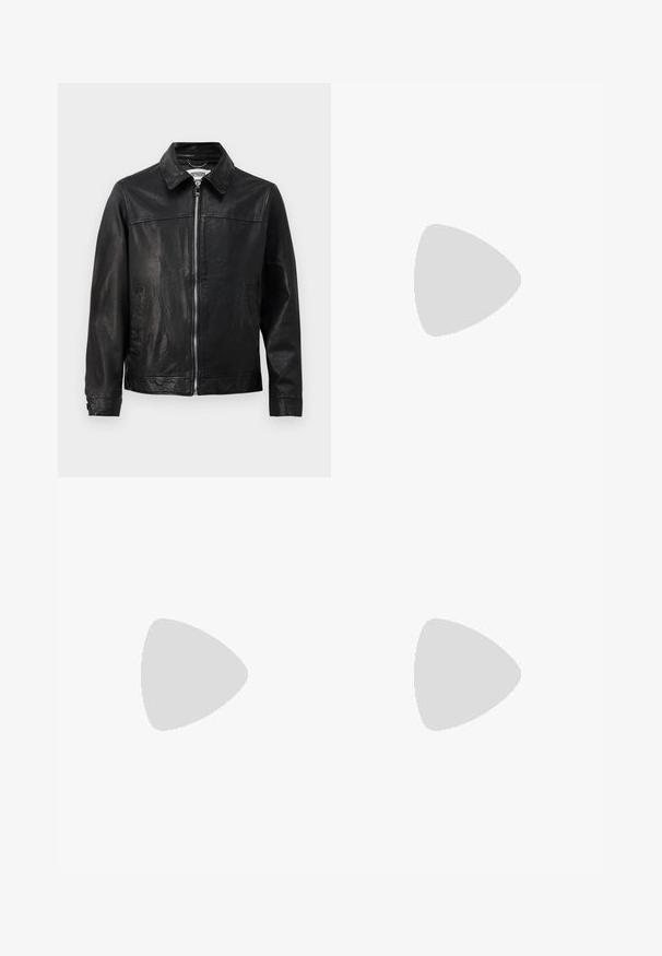 Zwarte leren jas met een kraaghalslijn, ritssluiting aan de voorkant en zijzakken. Glad textuur met minimale stikseldetails.; Witte katoenen tanktop met een ronde halslijn, brede schouderbanden en een rechte zoom, met een gladde textuur en zonder zichtbare patronen.; Beige katoenen shorts met plooien aan de voorkant, zijzakken en een knoopsluiting. De stof heeft een gladde textuur en een op maat gemaakte pasvorm.; Bruine leren instappers met een taupe canvasaccent, gestikte details en een gestructureerde rubberen zool die is ontworpen voor comfort en duurzaamheid.; Ray-Ban zonnebrillen met groene lenzen, zwarte plastic monturen en gouden accenten aan de randen. Vierkante vorm met een matte afwerking.