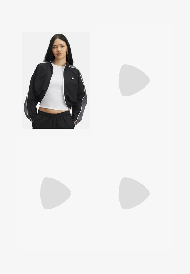 Černá sportovní bunda s šedými akcenty, elastickými manžetami a zipem vpředu. Obsahuje bílé lemování a logo Under Armour na hrudi.; Námořnické modré sportovní crop top s půlzipem, bez rukávů, s perforovanou texturou pro prodyšnost a bílou akcentní nití.; Černé zkrácené legíny vyrobené z pružné látky, s vysokým pasem a hladkou texturou, bez viditelných vzorů nebo kovových prvků.; Černé sportovní boty s texturovanou tkaninou, bílou podrážkou a černými tkaničkami. Nosené s bílými žebrovanými ponožkami, stojící na světlém povrchu.
