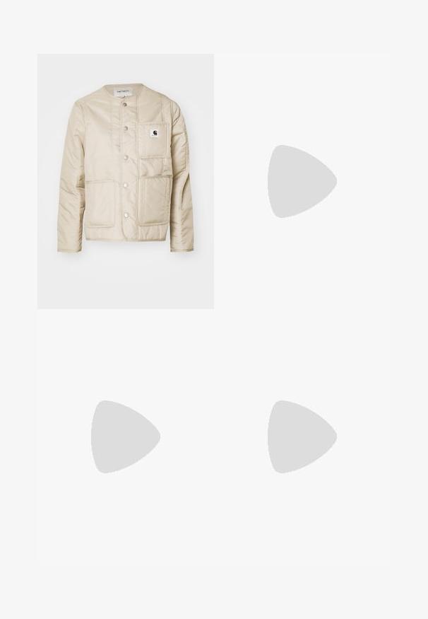Beige gepolsterte Jacke mit rundem Hals, vorderen Druckknöpfen, zwei großen Taschen und einem kleinen Logo-Patch auf der Brust. Glatte, isolierte Textur.; Schwarzes Baumwoll-T-Shirt mit lockerer Passform. Hat einen Rundhalsausschnitt und kurze Ärmel. Enthält ein kleines, goldfarben gesticktes Logo auf der Brust.; Weite blaue Denim-Hosen mit hoher Taille, kontrastierenden Nähten und Seitentaschen, ausgestattet mit einem klassischen Five-Pocket-Design und rohen Säumen.; Gelbe Lederloafers mit gestepptem Zehenbereich, flacher brauner Sohle und minimalistischen Akzenten an der Seite. Ganze Oberfläche mit glatter Textur.