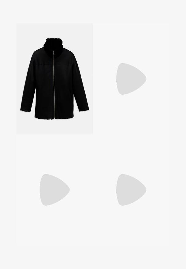 Veste en cuir noir avec fermeture éclair à l'avant, col haut en fourrure, manches longues et poches latérales, présentée sur un fond blanc.; Pull en maille côtelée à manches longues et col roulé, avec des rayures horizontales en moutarde, rose, orange, noir et gris sur un fond blanc.; Pantalons à jambe large en velours côtelé vert foncé, dotés d'une fermeture à bouton et de poches latérales inclinées avec un motif texturé à côtes.; Bottine en cuir noir avec un bout pointu et un design épuré. Présente un petit talon et une fermeture éclair à l'arrière. Texture lisse.