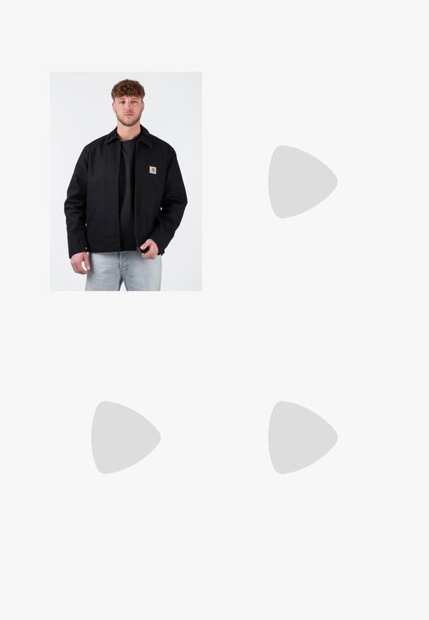 Črna jakna s rjavim žametusnim ovratnikom, sprednjim zadrgo, žepom na levi strani prsnega dela in blagovno znamko. Obuta čez črno majico in svetlo modre jeans hlače.; Bela kratka srajca z rokavi, izdelana iz gladkega blaga; ima koničast ovratnik, zapiranje na gumbe in žep na levi prsni strani z logotipom.; Temno modri široki traper hlače z visokim pasom, petim gumbom in petimi žepi. Opremljene so s stikom na šivih.; Svetlo rjave anklne čizme iz semiša z črnim oblazinjenim ovratnikom, zlatimi kovinskimi očesci, belimi šivi in robustnim gumijastim podplatom s izrazitimi tredi.