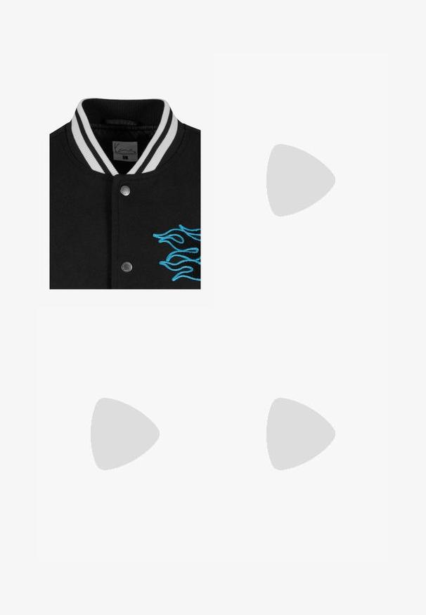 Giacca varsity nera con colletto a righe bianche, chiusura con bottoni a pressione e vivace ricamo di fiamme blu sul lato sinistro.; Maglietta in stile baseball bianca con maniche corte, bottoni neri sul davanti e scritta "CORE" in nero in evidenza. Presenta rifiniture in nero lungo il colletto.; T-shirt bianco di cotone a maniche lunghe con collo a girocollo, caratterizzato da un piccolo logo giallo e borgogna sul lato sinistro del petto. Polsini e orlo senza cuciture.; Pantaloni larghi color beige realizzati in tessuto di cotone. Presentano una chiusura con bottone, passanti per cintura e tasche frontali. Tessuto liscio senza motivi visibili.; Mocassini in pelle nera con finitura testurizzata, caratterizzati da un pon-pon decorativo e cuciture gialle a contrasto, su una suola spessa e trasparente.