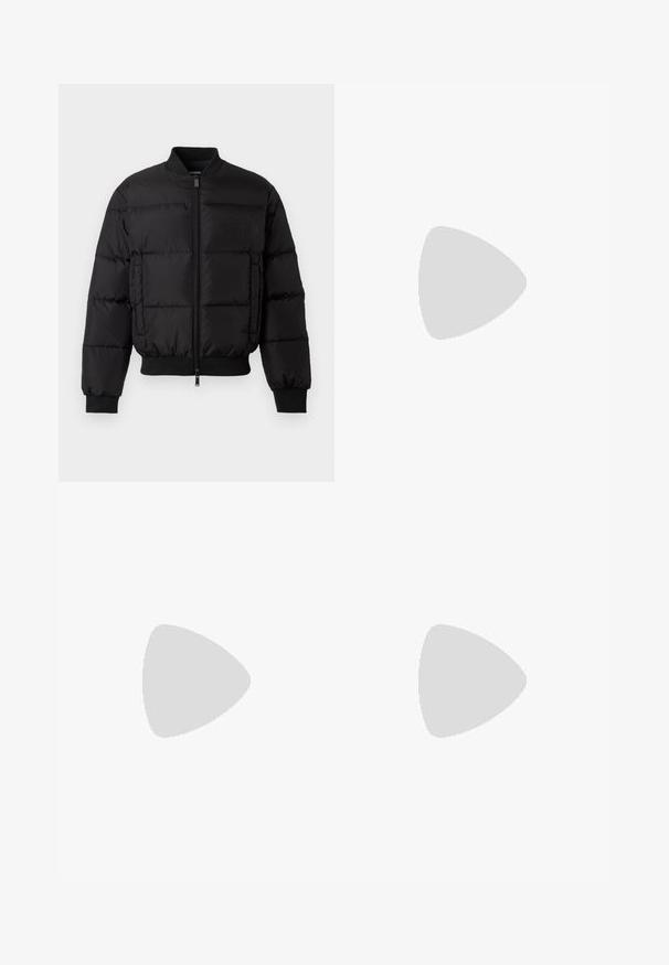 Černá plněná bunda s předním zipem, žebrovanými manžetami a lemem. Disponuje prošívaným designem a tónovým brandingem na levé náprsní kapse.; Černé bavlněné tričko s kulatým výstřihem, krátkými rukávy a logem "EMPORIO ARMANI" v bílém nad nápisem "Milano" v zakřiveném provedení.; Černé džíny z denimu se rovnými nohavicemi. Obsahují vybledlé oblasti, drobné poškození, klasický pětikapsový design a zapínání na knoflík.; Bílé tenisky vyrobené ze syrové kůže a síťoviny, s kulatou špičkou, plochými tkaničkami a texturovanou podešví s decentním brandingem po straně.