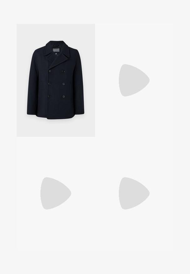 Námornícky vlnený kabát s dvojitým zapínaním na gombíky, výstrihom do špicatého tvaru, bočnými vreckami a hladkou textúrou. Podšitá vnútorná strana.; Tielko s krátkymi rukávmi, okrúhlym výstrihom v tmavej broskyňovej farbe, vyrobené z jemnej bavlny. Má minimalistické logo v zodpovedajúcej farbe na prednej strane.; Béžové nohavice z tkaného materiálu, so rovný strihom, plochým predným dielom a pútkami na opasok. HladkáTextúra bez viditeľných vzorov.; Čierne tkané slip-on topánky s hladkým koženým akcentom na vrchnej časti, s okrúlym dizajnom špičky a nízkoprofilovou gumovou podrážkou.