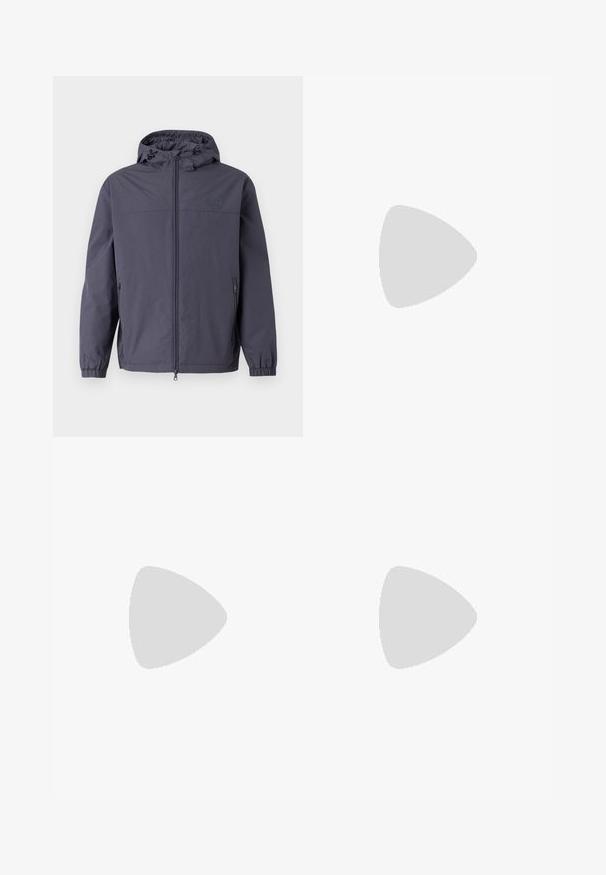 Veste à capuche résistante à l'eau en gris foncé, dotée d'une fermeture éclair intégrale à l'avant, de poignets élastiques et de deux poches latérales. Texture lisse et mate.; T-shirt à manches courtes en coton blanc cassé, avec un écusson rectangulaire noir et des instructions d'entretien imprimées en noir sur la poitrine.; Icecream RUNNING DOG  - Short en jean - black denim; Baskets blanches avec des accents jaunes, portées avec des chaussettes rayées crème et marron, assorties à un short en jean bleu. Texture lisse, design décontracté.