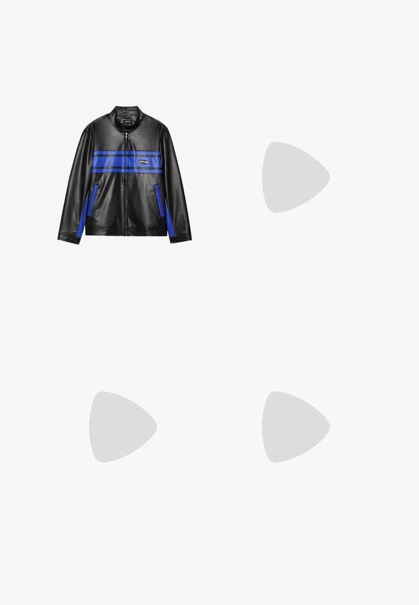 Fekete műbőr dzseki kék csíkokkal, magas gallérral, cipzáras előlappal és két oldalsó zsebbel. A mellkason márkás logó található.; Kék pamut póló kerek nyakkal, rövid ujjakkal és laza fazonnal. Simára csiszolt textúrával és minták vagy díszítések nélküli egyszerű dizájnnal.; Fekete csíkos, széles szárú nadrág, pamutból készült, texturált felülettel. Előre zsebekkel és gombos derékpánttal rendelkezik.; Fekete szandálok texturált szövet felsőrésszel, széles pántokkal, fém csattal és vastag gumi talppal, amely barázdált mintázattal rendelkezik.