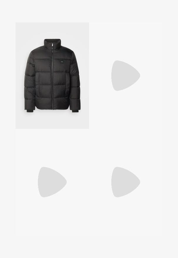 Svart puffjacka med hög krage, dragkedjestängning och logopatch, med en kviltad design och elastiska ärmslut för en tät passform.; Svart bomullströja med korta ärmar, som har en präglad "Calvin Klein"-logotyp framtill, rund halsringning och en avslappnad passform.; Svarta byxor med rak skärning, tillverkade av ett mjukt tyg. Har knappstängning och bälteslöljer. Inga synliga mönster eller detaljer.; Vita sneakers med ett överdel i mesh och syntetmaterial, rund tå, platta snörning, och ett texturerat sidostreck. Gummisula med en dragflik bak.