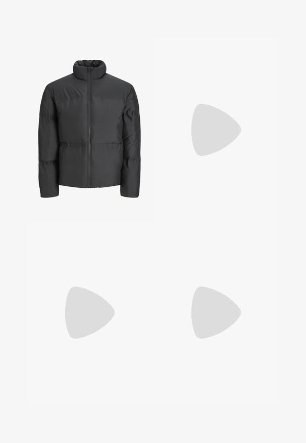 Melnā polsterētā jaka ar augstu apkakli, pilnu rāvējslēdzēju priekšpusē un horizontālām vīlēm. Materiāls izskatās gluds un nedaudz spožs.; Melns īsām piedurknēm polo krekls ar teksturētu, ribotu audumu, ar V veida kakla izgriezumu un taisnu apakšmalu. Bez redzamām emblēmām vai rakstiem.; Melni bikses ar gludu tekstūru, taisnu kāju dizainu, pogu aizdari un jostas cilpām. Iezīmē minimālistisku izskatu un bez redzamām rakstiem.; Melnas ādas slip-on kurpes ar gludu augšdaļu, izšūtām akcentiem, noapaļotu purngala daļu un zemu gumijas papēdi. Zole ar minimālu rakstu.