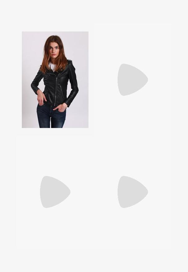 Svart läderbikerjacka med dragkedja fram och fickor. Har en figurnära design och slät textur, kompletterad med silverdetaljer.; Vit ärmlös tanktop i ribbad tyg, med rund halsringning och en blå "HUGO"-etikett nära kragen. Slät textur.; Högmidjade, ljusblå vida jeans med frontknapp och dragkedja, bältesloopar och femficksdesign.; Bruna mockakängor med plattform och elastiska sidopaneler samt orange dragflikar, till kombinerade med en knälång ljus denimkjol på ett trägolv.