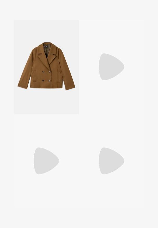 Veste en laine marron à double boutonnage avec larges revers, deux poches avant et quatre boutons foncés, posée à plat sur fond blanc.; Haut tricot blanc à manches courtes avec un col rond, présentant une texture lisse et des accents côtelés subtils aux manches et à l'ourlet.; Jean en denim bleu foncé avec une coupe évasée, design à cinq poches et surpiqûres orange contrastantes le long des coutures et des poches.; Bottine en cuir noir avec un bout rond, un talon carré, une fermeture éclair sur le côté et des coutures décoratives sur l'empeigne. Texture lisse, design classique.