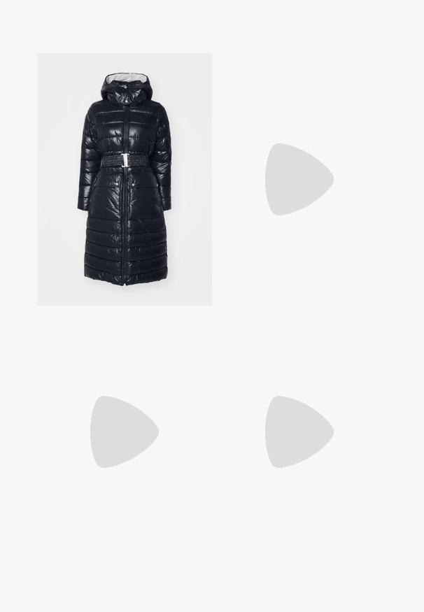 Schwarze Pufferjacke mit glänzender Außenseite, Kapuze, vorderem Reißverschluss und tailliertem Gürtel. Besitzt gesteppten Bereiche und zwei verdeckte Taschen.; Weißes langärmliges Hemd aus weichem Stoff, mit spitzem Kragen, Knopfleiste und taillierter Passform mit leicht ausgestellt geschnittenem Saum.; Hellblaue Jeans aus Denim mit hoher Taille, schmaler Passform und Knöchellänge. Verfügt über Fronttaschen, Gürtelschlaufen und einen Metallknopfverschluss.; Weißes Lackleder-Schuhwerk mit T-Bar-Design, silberner Schnalle, dickem schwarzem Gummisohle und strukturierten Akzenten an Ferse und Sohle.