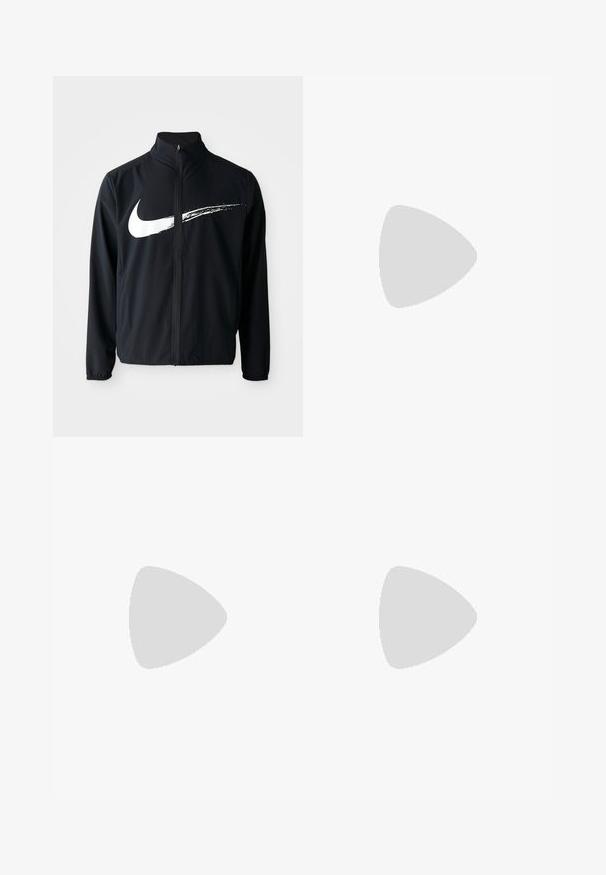 Zwart sportjack met hoge hals, frontale rits en elastische manchetten. Heeft een grote witte Nike swoosh graphic over de borst.; Crèmekleurige Kappa hoodie met een voorzak, zwart logo op de borst en meerdere logo's langs beide mouwen, met een verstelbare capuchontouw.; Lichtbeige joggerbroeken met een elastische tailleband, zijzakken en geribde manchetten; voorzien van een zwart logo accent op de linkse heup.; Zwarte en grijze sportschoen met een bovenwerk van mesh, reflecterende accenten en een witte tussenzool. Beschikt over een gestructureerde rubberen zool en veters.