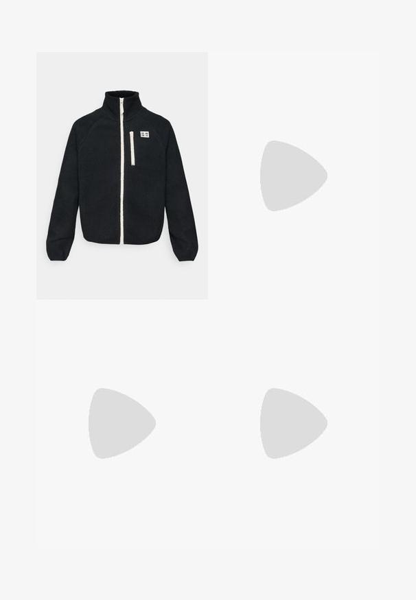 Schwarze Fleecejacke mit hohem Kragen, Frontreißverschluss, weißen Reißverschlussakzenten und einem kleinen Logopatch auf der linken Brustseite.; Schwarzes Langarmoberteil aus leichtem, glattem Stoff. Hat einen runden Halsausschnitt und eine lockere Passform. Keine sichtbaren Muster oder Logos.; Schwarze Leggings aus dehnbarem Stoff. Hoher Bund, schmaler Schnitt, mit weißen Seitenstreifen entlang der äußeren Nähte. Glatte Textur.; Schwarzer Sportschuh mit einem strukturierten, gemusterten Mesh-Obermaterial, schwarzen Schnürsenkeln und einer weißen Sohle. Verfügt über das Reebok-Logo auf der Zunge und der Seite.