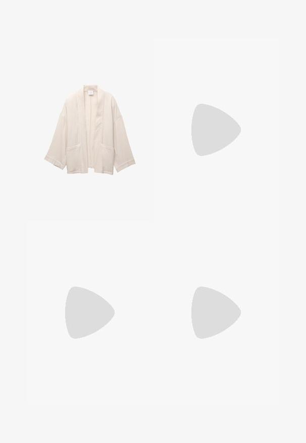 Kimono beige chiaro con maniche larghe, realizzato in tessuto testurizzato. Presenta due tasche frontali e un design aperto.; T-shirt bianco a maniche lunghe realizzato in morbido cotone, con scollo rotondo e design a spalla abbassata, dalla vestibilità comoda e senza motivi visibili.; Pantaloni in denim blu scuro con una vestibilità ampia, dotati di cinque tasche, passanti per cintura e cuciture gialle a contrasto. Tessuto pulito e texturato.; Scarpe marroni in suede con punta arrotondata e suola in gomma beige, caratterizzate da un semplice design con lacci, abbinate a pantaloni di jeans azzurri chiari.; Borsa a mano strutturata beige con un'apertura a V, in pelle liscia, manici corti e una lunga tracolla regolabile. Design minimalista.