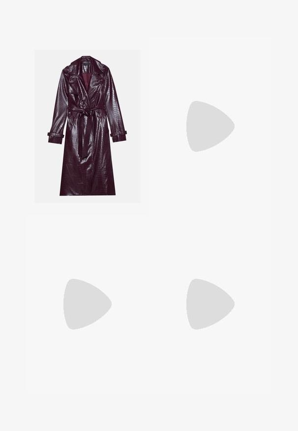 Even&Odd - Prochowiec; Massimo Dutti - Koszula; Czarne szorty o dopasowanym kroju z prostą nogawką, z bocznymi kieszeniami, gładką fakturą i czystym, minimalistycznym designem.; Brązowe zamszowe platformy na obcasie z grubym, żebrowanym słupkiem i szerokim paskiem na górze, ze zaokrąglonym noskiem.; Czarne okulary przeciwsłoneczne w kształcie kociego oka z szarymi, przyciemnionymi soczewkami. Plastikowa oprawka charakteryzuje się ostrymi krawędziami i gładkim, błyszczącym wykończeniem.