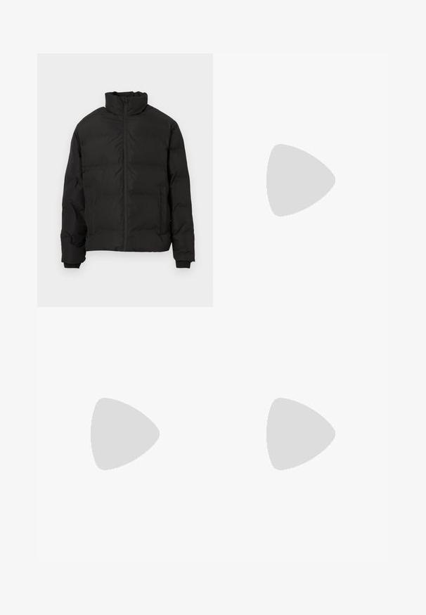 Svart polstret vinterjakke med høy krage, glidelås foran og sidelommer, vist mot en hvit bakgrunn.; Hvit bomull t-skjorte med et rødt trykt design som sier "Perdido en el paraíso" over brystet, korte ermer, avslappet passform.; Sorte cargo bukser laget av slitesterkt stoff, med flere lommer, knappelukking og en slim fit-design med avsmalnede ben.; Sorte skinnsneakers med rund tå og hvit gummisåle. Har flate lisser og minimal søm på overdelen. Strukturert såle for grep.