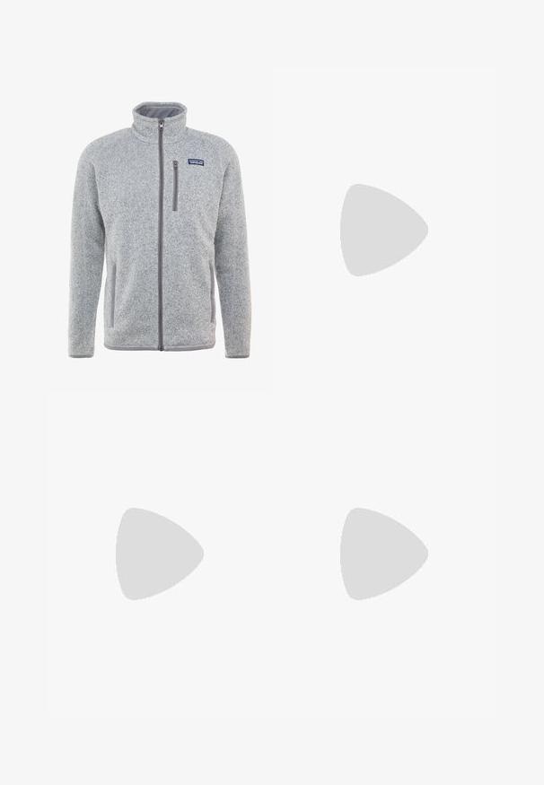 Pilkas flisinis švarkas su aukštu kaklu, pilnu užtrauktuku, šoninėmis kišenėmis ir krūtinės kišene. Ypatybės - tekstūruota medžiaga ir kontrastingi akcentai.; Balta medvilninė marškinėliai su trumpomis rankovėmis, apvaliu kaklu ir kairėje krūtinės pusėje esančia kišenėle, turinčia mėlyną "Patagonia" logotipą. Klasikinis siluetas su lygiu paviršiumi.; Šviesiai rudos kelnių su užtrauktuku, turinčių lygų paviršių, su dviem šoninėmis kišenėmis, mygtuko uždarymu ir sukabinamais kelnių galais, kad būtų galima naudoti įvairiai.; Žygio batai olivų žalios ir juodos spalvos su rožiniais akcentais. Turi tekstūruotą viršutinę dalį, lankstų pado tipą, sustiprintą pirštų dalį ir spalvingą raištelių sistemą.