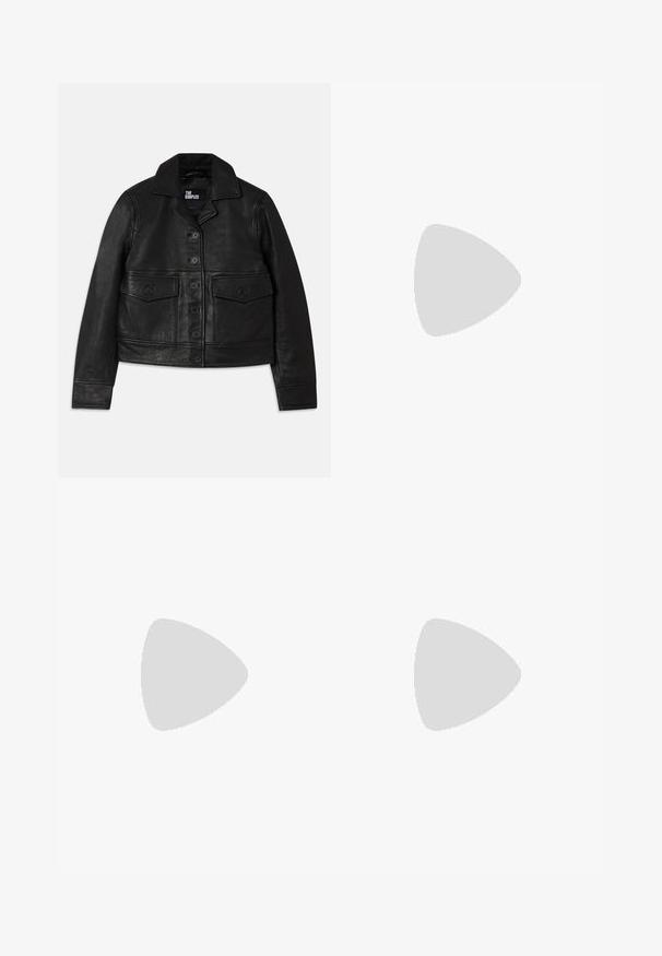 Fekete bőrkabát, amelynek galléros nyaka, gombos záródása, két elülső zseb flap-szerű kialakítással és crop szabása van. Simító textúrájú és testhezálló fazon.; Szürke bordázott kardigán hosszú ujjakkal, galléros nyakkal és gombos elejével. Fitted sziluettet és sima textúrát kínál.; Fekete, széles szárú nadrág sima anyagból, magas derékkal és öt elülső gombbal a záráshoz. Elegáns, igényes kialakítás.; Fekete bőr slingback cipő hegyes orral, dekoratív pántokkal, fém szemekkel és alacsony blokk sarkú. Texturált felület.