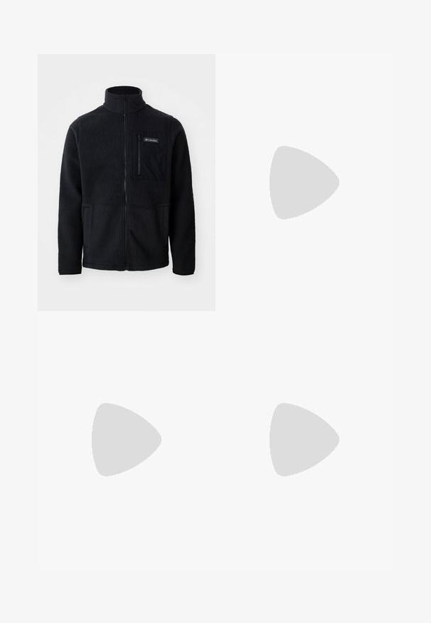 Schwarze Fleecejacke mit hohem Kragen, durchgehendem Reißverschluss und einer Reißverschlusstasche auf der Brust. Strukturiertes, weiches Material mit minimalen Nähten.; Weißes Langarm-T-Shirt aus Baumwolle. Mit einem schwarzen "HH"-Logo auf der linken Brust und einem gerippten Rundhalsausschnitt. Glatte Textur.; Schwarze Hose mit Knopfverschluss, geradem Bein, glatter Textur und seitlichen Taschen, geeignet für verschiedene Anlässe.; Weiße Sportliche Schuhe aus Mesh- und Synthetikmaterialien, ausgestattet mit einer Gummisohle, Schnürsenkeln und Logo-Akzenten an der Seite.