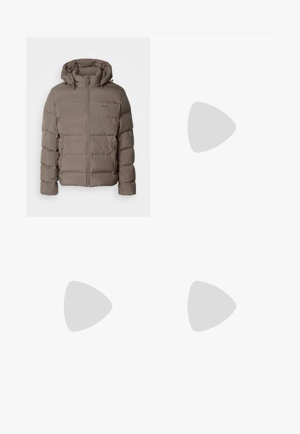 Puffermantel in gedämpftem Beige, mit Kapuze, Frontreißverschluss und seitlichen Reißverschlusstaschen. Hergestellt aus gestepptem, gepolstertem Material für Wärme.; Grüner Strickpullover mit langen Ärmeln, Rundhalsausschnitt und einem strukturierten Muster. Verfügt über ein kleines weißes Logo auf der linken Brust.; Blaue Slim-Fit-Jeans mit fünf Taschen, ausgeblichenem Stoff, Knopfverschluss und Gürtelschlaufen, vor einem weißen Hintergrund präsentiert.; Schwarze Wanderschuhe mit einem geschichteten Design, strukturiertem Stoff und Gummisohle, verstärkten Bereichen und Schnürung vorne.