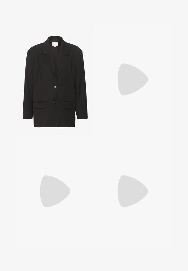 Veste noire, avec revers en dent de scie, deux poches avant et deux boutons. Tissu lisse avec une coupe ajustée et des épaules structurées.; T-shirt noir à manches courtes en coton doux, avec un col rond et un petit logo blanc "HUGO" sur la poitrine. Coupe classique.; Jean en denim noir avec une coupe droite, cinq poches et fermeture à bouton. Présente un léger délavage et des détails de couture. Design décontracté.; Baskets en cuir blanc avec un logo V en caoutchouc noir. Semelle texturée blanc cassé, lacets blancs et détail sur le talon arrière portant le nom de la marque en noir.
