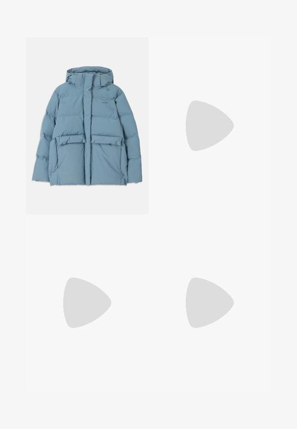 Casaco puffer azul claro com capuz, apresentando um fecho de correr, dois bolsos frontais e um design acolchoado para isolamento.; T-shirt preta de manga curta, feita de algodão, com decote redondo e um pequeno logótipo no lado esquerdo do peito. Textura suave e corte descontraído.; MM ANTILLE - Calças - light blue; Paul Smith TOPANGA - Sabrinas - black