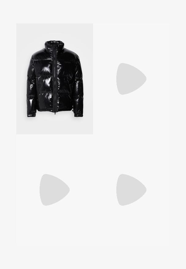 Doudoune noire avec une finition brillante, col montant, fermeture éclair à l'avant et deux poches latérales zippées. Présente des panneaux cousus et un logo.; Chemise à manches courtes en tissu léger, présentant des impressions graphiques multicolores sur un fond blanc, incluant des logos et des motifs abstraits.; Pantalons larges noirs avec une taille plate, deux poches latérales, un design plissé et une ceinture intérieure contrastante rouge.; Sneaker en cuir noir avec une tige texturée, un col rembourré et un détail de logo rouge. Caractéristiques d'une épaisse semelle en caoutchouc avec un motif de semelle distinct.