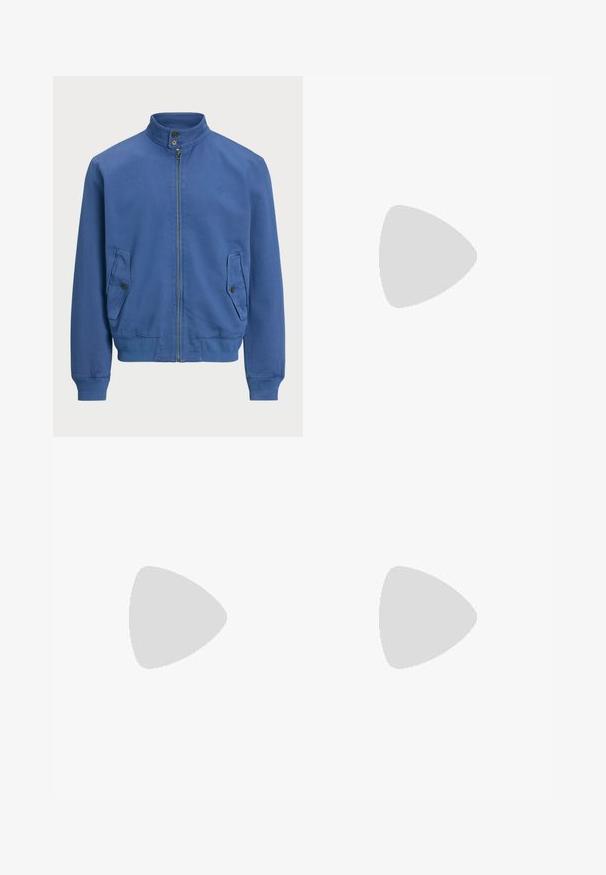 Casaco bomber azul feito de um tecido suave, com colarinho alto, fecho éclair à frente, dois bolsos laterais e punhos e bainha canelados.; Polo Ralph Lauren RELAXED FIT LOGO JERSEY T-SHIRT - T-shirt estampada - northwest pine; Calções de camuflagem em tons de verde e castanho, feitos de um tecido leve, com cintura elástica ajustável e detalhes de bainha gather.; Sapatilhas de couro azul marinho e brancas com detalhes em camurça, ponta arredondada, sola plana de borracha e detalhe do logo na lateral. Design leve.