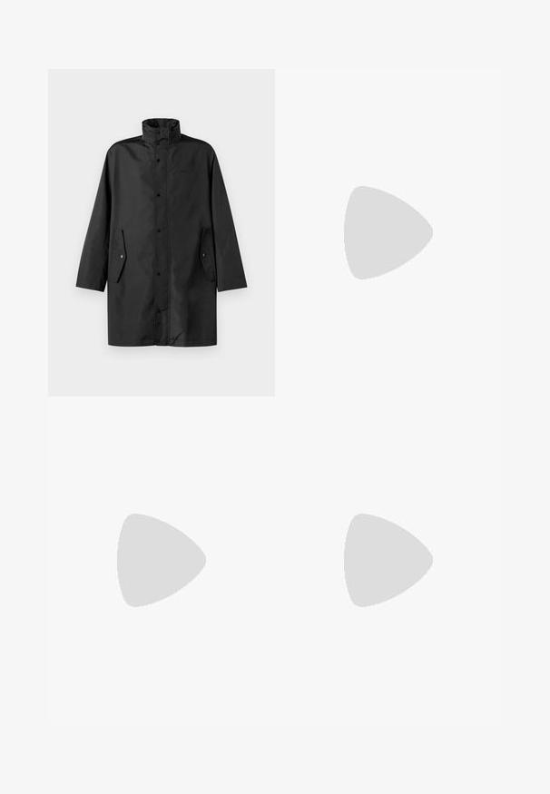 Svart vannavstøtende jakke med høy krage, trykknapper og sidelommer. Glatt stoff med en avslappet, rett skjæring.; Mørkeblå langermet strikket polo genser med tre knapper og ribbestrikkede mansjetter, med et teksturert vertikalt stripemønster.; Sorte bukser med lett og teksturert stoff, rett ben-design, elastisk midjebånd og sidelommer med glidelås.; Marineblå ankelhøyde sneakers i semsket skinn med hvit såle, marineblå snøringer, og "Filling Pieces"-logo i gull på siden.