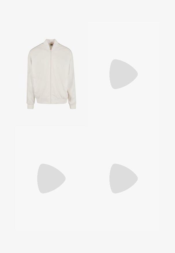 Valkoinen pommikoneen takki, jossa on vetoketjukiinnitys, ribbauskaulus ja -hihansuut sekä sivutaskut. Sileä, kevyt kangas, jossa on minimaalinen yksityiskohtaisuus.; Lyhythihainen t-paita vaaleanruskeana, pehmeästä kankaasta valmistettu, jossa on pyöreä kaula-aukko ja rento leikkaus ilman näkyviä kuvioita tai yksityiskohtia.; Vaalean beige pellava kangas, jossa on tekstuuripinta, näyttää pehmeitä ja virtaavia laskoksia sekä hienoa kudontamallia.; Vaaleanbeige loaferit, joissa on terävä kärki, sileä materiaali, nauha vampin yli ja matala ruskea pohja. Yksinkertainen muotoilu, jossa on minimaalista korostusta.