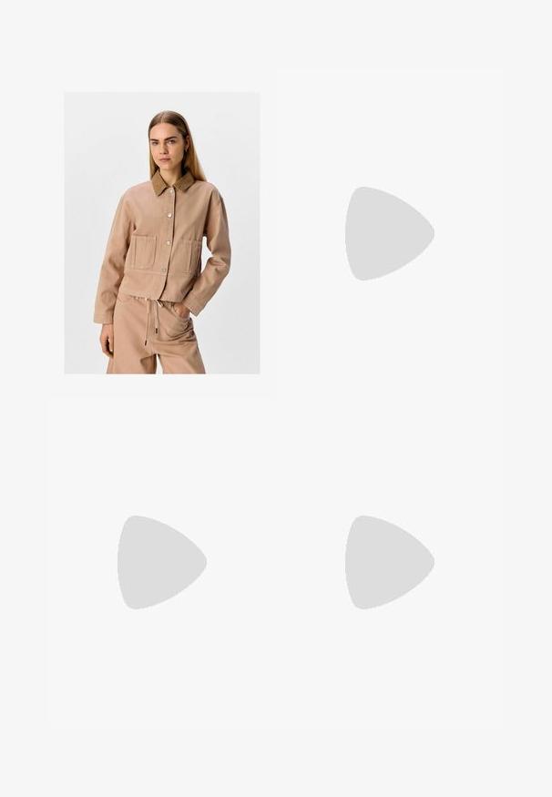 Beige Baumwolljacke mit braunem Cordkragen, Druckknopfverschluss vorne, zwei aufgesetzten Taschen und lockerer Passform. Kombiniert mit passenden Hosen.; Schwarzes T-Shirt mit kurzen Ärmeln und Rundhalsausschnitt, aus weichem Baumwollmaterial gefertigt. Schlichtes Design, keine sichtbaren Logos oder Muster.; Schwarze, weit geschnittene Hose aus einem Kunstledermaterial. Mit hoher Taille, Gürtelschlaufen, zwei Fronttaschen und genähten Details.; Copenhagen Studios CPH72 - Sneaker low - white