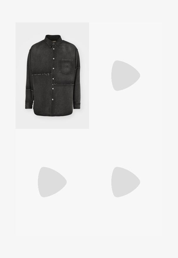 Chemise en denim noir avec une fermeture à boutons sur le devant, un col, une poche poitrine et des coutures usées. Contraste de textures notable avec un tissu lisse.; T-shirt en coton noir à manches courtes, col rond, avec un petit logo "HOLZWEILER" blanc sur le devant, offrant une coupe ample.; Shorts flous noirs et gris avec un motif texturé évoquant la lettre "M". Ils possèdent une taille avec un bouton et des poches latérales.; Sneakers en cuir noir avec des accents gris, semelle en caoutchouc blanche, bout rond et six œillets noirs pour les lacets. Détail avec panneau latéral texturé.