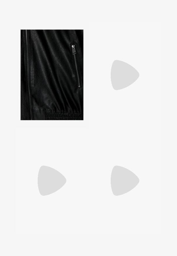 Schwarze Lederjacke mit strukturiertem Oberflächenmaterial, einem silbernen Reißverschluss auf der Vorderseite und elastischen Details an der Taille.; Cremfarbener Off-Shoulder-Pullover mit langen Ärmeln, kombiniert mit gemusterten Cargo-Hosen in Erdtönen und strukturiertem Stoff.; Weiße Denim-Hose mit weitem Beinschnitt, ausgestattet mit einem klassischen Fünf-Taschen-Design, Metallbeschlägen und Kontrastnähten. Glatte Textur und lockere Passform.; Silberne metallische Sneaker mit weißen Akzenten und Schnürsenkeln. Verfügt über eine strukturierte Oberfläche, eine abgerundete Zehenpartie und eine Gummi-Sohle mit einem Muster für besseren Halt.; Schwarze Lederhandtasche mit geflochtenen Griffen, Reißverschlussfach und hängenden Quasten. Strukturiert Oberfläche mit Metallnieten und Hardware-Akzenten.