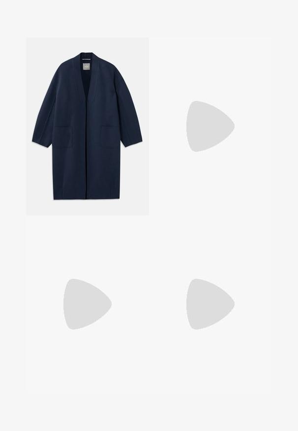 Cappotto lungo blu navy dal taglio morbido, con maniche ampie, scollo a V e due tasche anteriori. Realizzato in un tessuto liscio e strutturato.; Camicia bianca a maniche lunghe con colletto bottonato, tessuto liscio, taglio dritto e patta nascosta. Tessuto morbido e leggero senza fantasie.; Pantaloni in finta pelle marrone con taglio dritto, dettagli della cucitura anteriore, due passanti per cintura e chiusura con un singolo bottone in vita.; Paul Smith TOPANGA - Ballerine - black; Clutch in pelle blu navy con texture a coccodrillo, tracolla in catena argentata e chiusura metallica. Forma rettangolare con design pieghevole.