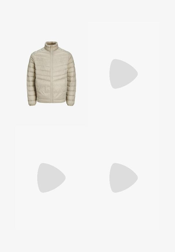 Doudoune beige clair avec col montant, design matelassé vertical, fermeture éclair à l'avant et poignets élastiques. Texture lisse et brillante.; T-shirt blanc à manches courtes en texture côtelée. Encolure ronde, coupe décontractée, sans motifs ni accents visibles. Design simple et polyvalent.; Shorts gris clair en tissu mélangé de coton, dotés d'une ceinture en cuir marron, de poches latérales et d'une coupe décontractée.; Chaussures synthétiques noires avec un dessus texturé, accents lisses, talon marron et semelle contrastante. Présente un laçage minimal et des détails de couture.