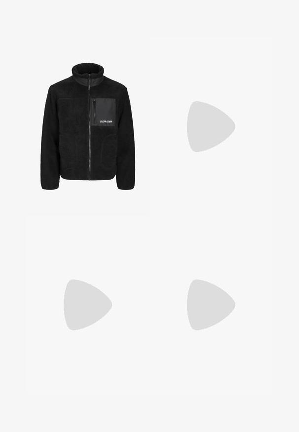 Jack & Jones JWHVESTERBRO  - Fleecejacke - black; Schwarzes, übergroßes T-Shirt aus Rippstoff. Rundhalsausschnitt, kurze Ärmel und eine lockere Passform mit geradem Saum. Einfaches und vielseitiges Design.; Tarnmuster-Shorts in Grauton und Beige. Aus strukturiertem Stoff gefertigt und mit einem klassischen Fünf-Taschen-Design sowie einem Metallknopfverschluss ausgestattet.; Schwarze Wildleder-Sneaker mit weißen Gummisohlen, mit Schnürdesign, strukturierten Akzenten und dezentem Branding, kombiniert mit braunen Hosen.
