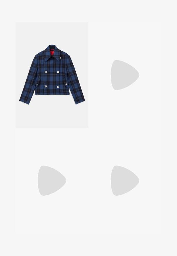 Tummansininen ruudullinen takki, jossa on lyhennetty malli, kaksirivinen etuosa, suuret hopeanväriset napit ja terävä kaulus. Paranneltu kangas.; Vaaleanharmaa hihaton neule, jossa on ribbauspääntie ja -helmus. Edessä on kolme teksturoitua kukka-applikoitua. Brändilogo: MAX&Co.; MM by MaxMara EFFETTO - Housut - sand; Paul Smith TOPANGA - Ballerinat - black