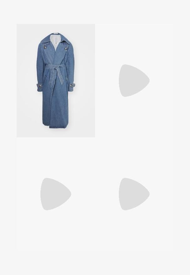 Fête Impériale TERENCE - Trenchcoat - bleu; Denim-Midikleid mit V-Ausschnitt, ärmellosem Design, Knopfleiste vorne und gerader Silhouette in einem hellblauen Waschung.; Jeans-Corsettoberteil mit breiten Trägern, strukturierten Nähten und einer taillierten Silhouette. Hellblaue Farbe mit dezenter Ausbleichung und kontrastierenden Nähten.; Schwarze Lederstiefel bis zum Knie mit eckiger Zehenpartie, seitlichem Reißverschluss und verstellbarem Riemen mit einer Metallkette. Mattes Finish und robuste Sohle.