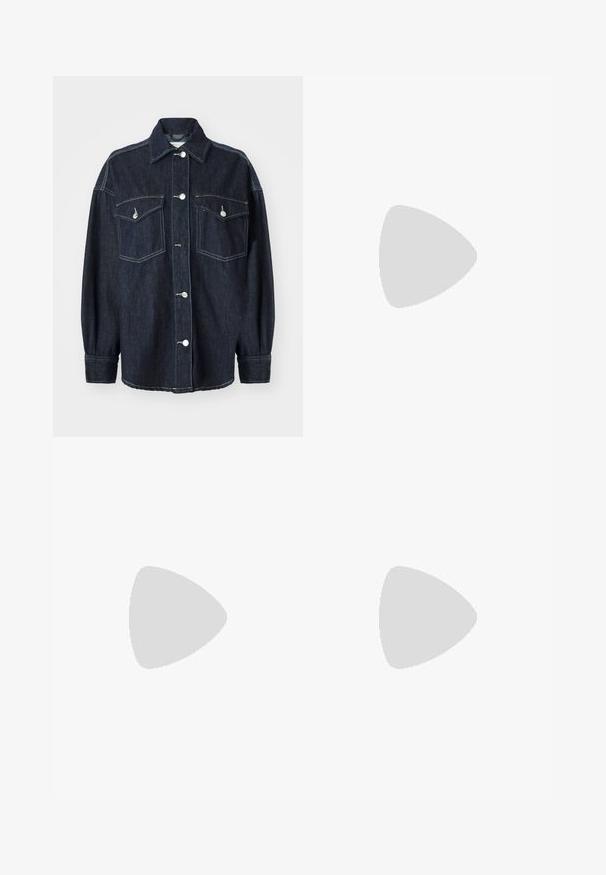 Mörkblå denimjacka med två bröstfickor, silverknappar, en spetsig krage och långa ärmar med smalnade manschetter. Mjuk textur.; Vit off-shoulder topp med volangdetaljer, samlad textur och elastisk midja. Tillverkad av mjukt bomullstyg.; Mörkblå, ribbad, stickad blyertskjol med en figurnära design och rak silhuett. Har ett elastiskt midjeband och en mjuk textur.; Svarta knähöga stövlar i slätt läder, med en tjock plattform och blockklack, samt stickade detaljer längs kanterna.