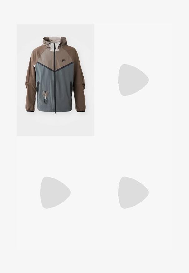 Nike jaka ar krāsu bloku dizainu pelēkā un brūnā krāsā, ar regulējamu kapuci, rāvējslēdzēja aizdari un sānu kabatām. Tekstūru audumu akcenti.; Timberland FRONT BOOT GRAPHIC TEE - Apdrukāts T-krekls - black; Melnu džinsu bikses ar taisnu kāju dizainu, ar pogu un rāvējslēdzēju, jostu cilpām un minimālu šuvju detaļām.; Zili un sudraba sporta apavi ar sieta paneļiem, mīkstu apkakli un caurspīdīgu zoli ar ziliem akcentiem. Kontrastējošas šņorītes noslēdz dizainu.