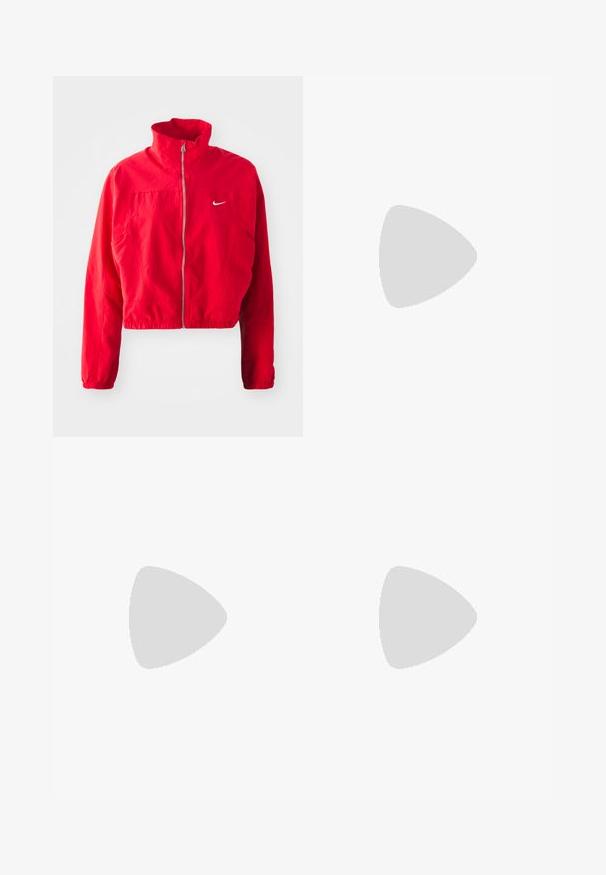 Casaco curto vermelho feito de um tecido leve, com colarinho alto, fechamento com zíper, cintura elástica e pequeno logotipo branco no peito.; Duas t-shirts de algodão brancas com mangas curtas, decote redondo e uma silhueta ajustada, exibindo uma textura suave e design minimalista.; Calças de perna larga, em cinza claro, feitas de uma mistura de algodão, com cintura alta, cintura estruturada e costura visível.; Tênis esportivos pretos com sobreposições em malha e sintético, sola texturizada, emparelhados com calças de moletom verdes com punhos elásticos, sobre uma superfície amarela.