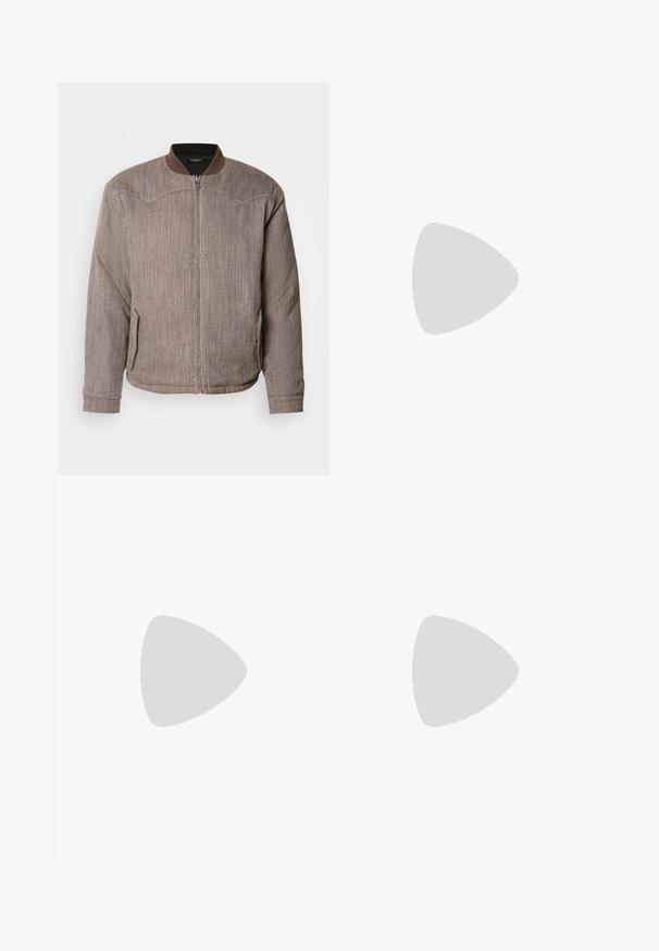 Scotch & Soda REVERSIBLE PADDED JACKET - Bombera - demitasse/eggnog; Čierna košeľa s dlhými rukávmi vyrobená z bavlny, s golierom na gombíky, predným gombíkovým zapínaním a malým vyšívaným logom na hrudi.; Široké nohavice z texturovanej čiernej látky s pásom na šnurovanie, ktoré majú dve predné vrecká a rovný strih.; Čierny kožený nazúvací topánka s hladkým zvrškom, prešitými akcentmi, zaoblenou špičkou a nízkym gumovým podpätkom. Podošva má minimálny dezén.