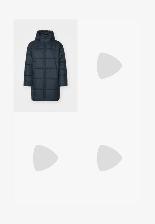 Chaqueta acolchada en azul marino oscuro, con capucha, cremallera frontal completa, puños de canalé y diseño acolchado con costuras horizontales. Logo de Nike en el pecho.; Camiseta de manga corta azul marino con un escote en V profundo, que presenta el texto "MIS BHV". Tres lazos adornan los recortes frontales, fabricados en suave material de algodón.; Pantalones negros con un diseño de pierna recta, hechos de una tela texturizada. Presentan adornos de metal plateado decorativos y un diseño de costura único.; Nike Sportswear FIELD GENERAL - Zapatillas - off-white/black