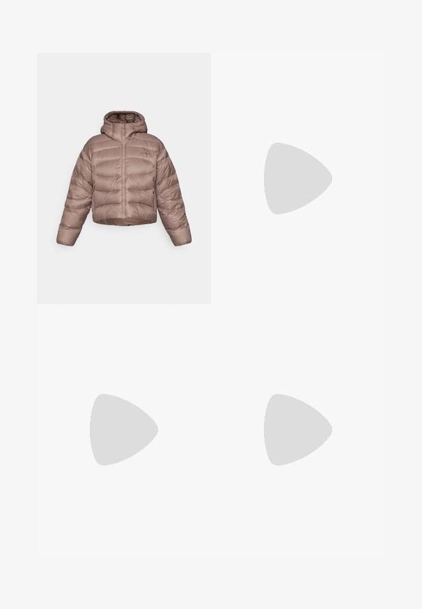 Lyhyeksi leikattu, hupullinen pehmeä takki vaaleanruskeana, jossa on tikattu kuvio. Varustettu edessä vetoketjulla ja sileällä, kiiltävällä kangaspinnalla.; Keltainen lyhythihainen T-paita, jossa on pyöreä kaula-aukko ja pehmeä kangas. Rinnassa on hillitty logo ja suora helma.; Korkeavyötäröiset, tummanruskeat pitkähihaiset leggingsit, joissa näkyvät saumat ja sivutaskut yksinkertaisen taustan edessä.; Musta urheilujalkine, jossa on hengittävä verkkomateriaali, kumipohja, valkoinen vaimennusrakenne ja heijastavat nauhat. Vibram-logo pohjassa.