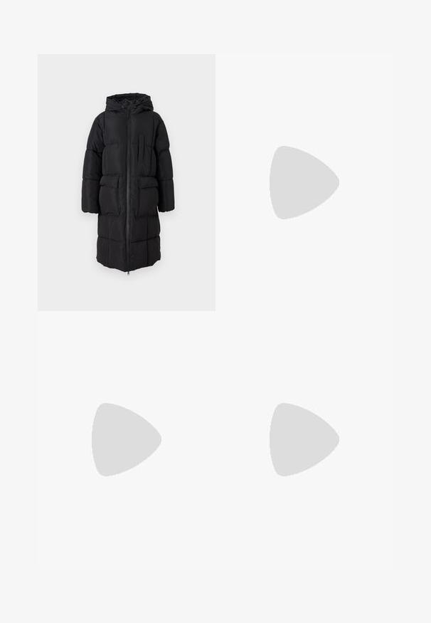 Giacca imbottita nera con cappuccio, dotata di una cerniera full-length, due grandi tasche frontali e una tasca sul petto. Tessuto liscio e design trapuntato.; Top senza maniche bianco realizzato in tessuto a coste, caratterizzato da un collo arrotondato e una silhouette aderente, con cuciture minime e senza decorazioni.; Pantaloni in denim nero con vestibilità rilassata, design a cinque tasche e chiusura a bottone, caratterizzati da una finitura sbiadita e taglio dritto.; Stivali da cowboy in pelle marrone con punta affusolata e tacco a blocco, caratterizzati da dettagliati ricami e accenti rialzati sul gambale.; Donna con lunghi capelli scuri, vestita con un completo nero, che porta una borsa a tracolla in pelle nera, mentre guarda oltre la spalla su uno sfondo bianco.; Orecchini a cerchio in argento con un design torciglionato, caratterizzati da una finitura lucida e chiusura a perno. Misurano circa 3 cm di diametro.