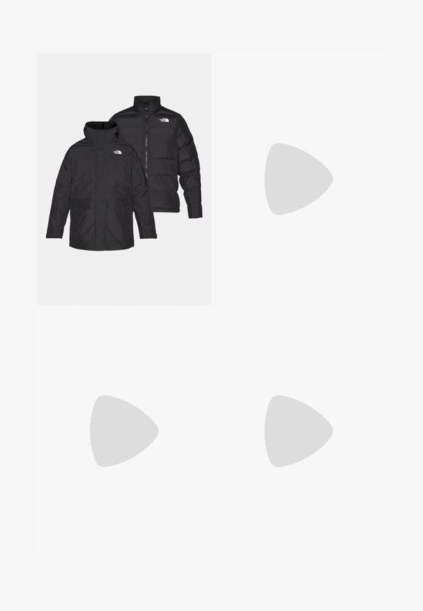 Zwarte omkeerbare jas van The North Face met een ritssluiting aan de voorkant, hoge kraag en twee zakken aan de voorkant, getoond in voor- en achteraanzicht.; Olivengroene katoenen t-shirt met een witte logoprint van "THE NORTH FACE" en gebogen ontwerpelementen aan de voorkant. Ronde halslijn, korte mouwen.; Zwarte sweatpants met een trekkoord in de taille, tapered fit, elastische boorden en een klein wit logo op de linker dij, gemaakt van gladde stof.; Zwarte buitenschoenen van mesh en synthetisch materiaal, met een gestructureerd bovenwerk, een beveiligd vetersysteem en een robuuste zool, op een ruig terrein.