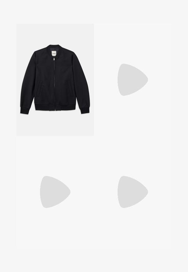 Giacca bombardiere blu navy realizzata in tessuto liscio, con zip frontale, polsini a coste e due tasche laterali. Collo rotondo senza cappuccio.; Camicia bianca a maniche lunghe realizzata in tessuto leggero, con colletto classico, chiusura a bottoni e orlo dritto. Texture morbida.; Jeans in denim blu con gambe larghe, dotati di chiusura a bottone, tasche frontali e una forma dritta classica con una finitura sbiadita.; Sneaker bianca in pelle con finitura testurizzata, punta rotonda, suola in gomma beige e sei occhielli per lacci grigi, con un branding discreto sul lato.