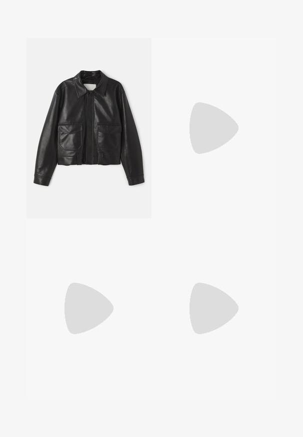 Schwarze Lederjacke mit einem Kragen, Reißverschluss und zwei aufgesetzten Taschen vorne. Mit einem kurzen Design und glatter Oberfläche.; Hellblauer gestrickter Pullover mit Rundhalsausschnitt, langen Ärmeln und gerippten Bündchen und Saum; weiche Textur und minimalistisches Design.; Langärmliges, weißes Hemd aus Baumwolle mit Button-Down-Kragen, Fronttasche und normalem Schnitt. Strukturierter Stoff mit glatter Oberfläche.; Weiße Denim-Shorts mit geradem Schnitt, fünf Taschen und kontrastierenden hellbraunen Nähten. Beinhaltet einen vorderen Knopf- und Reißverschluss.; Schwarze Leder-Chelsea-Boots mit elastischen Seitenpaneelen, Ziehschlaufen und einem niedrigen Absatz. Glatte Textur und klares Design ohne zusätzliche Muster.