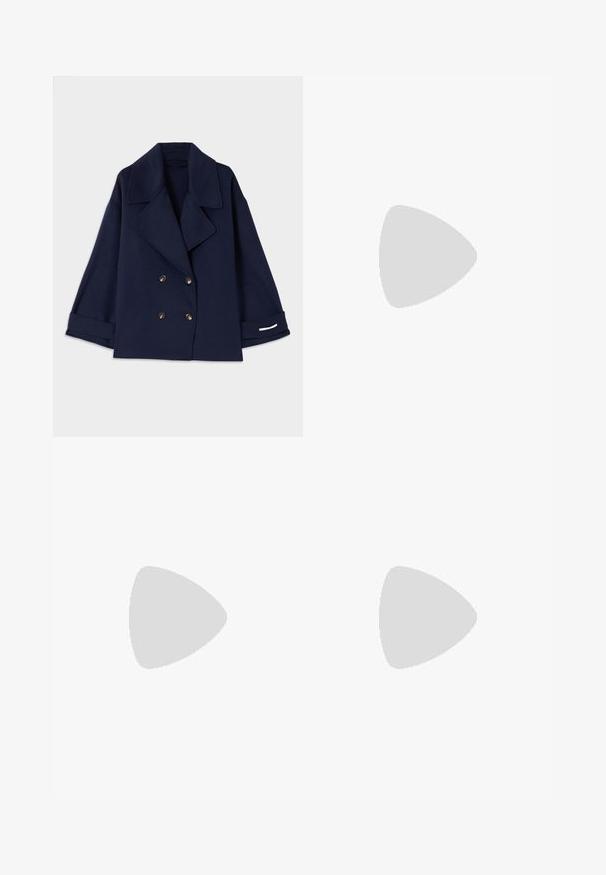 Navyblauer doppelt geknöpfter Mantel mit Reverskragen, goldenen Knöpfen, weitem Ärmel und weißen Ärmeldetails. Hergestellt aus einem glatten Stoff.; Rote, flauschige Strickjacke mit langen Ärmeln, rundem Halsausschnitt und Perlenknöpfen auf der Vorderseite. Weiche Textur mit einem cropped Design.; Schwarzes Tanktop mit dünnen Spaghetti-Trägern, aus geripptem Stoff, mit geradem Schnitt und einem Etikett am Hals, auf dem "IVY OAK" steht.; Beige knielanger Rock aus weichem, strukturiertem Material mit einer taillierten Taille und einem ausgestellten Saum, der ein dezentes, gestuftes Design aufweist.; Schwarze Leder-Ankle Boots mit runder Zehenform, Blockabsatz, seitlichem Reißverschluss und gestickten Akzenten auf dem Blatt. Glatte Textur, klassisches Design.