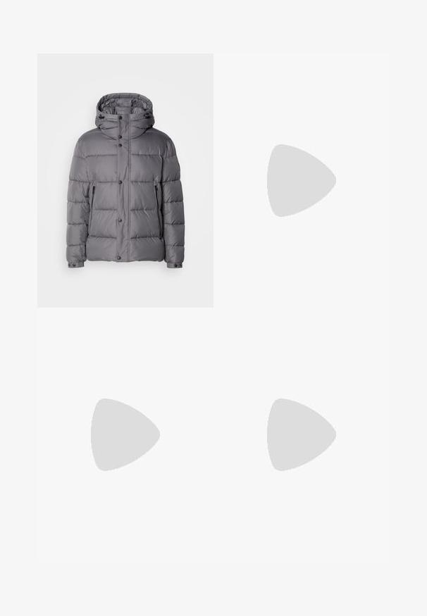 Casaco acolchoado cinza com capuz, fecho de botão de pressão e bolsos laterais com zip. Apresenta um design acolchoado e uma textura de tecido lisa e brilhante.; T-shirt preto de manga curta feito de material texturizado, com um decote redondo e uma barra reta. Sem padrões ou acentos visíveis.; Calças pretas feitas de tecido leve. Apresentam um design de perna reta com frente lisa, bolsos laterais e um cós discreto.; Mocassins em pele preta com bico arredondado, tira de sela e detalhe em metal prateado. Apresenta um exterior texturizado e detalhe do logotipo no calcanhar.